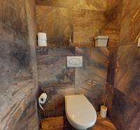 4-izbový byt 92m2 + terasa 14m2 | Bernolákovo - Kúpeľňa 4-izbového bytu s keramickými obkladmi a závesným WC.