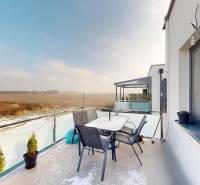 4-izbový byt 92m2 + terasa 14m2 | Bernolákovo - Terasa s výhľadom na pole, súčasť 4-izbového bytu na Šípkovej ulici v Bernolákove.