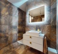 4-izbový byt 92m2 + terasa 14m2 | Bernolákovo - Kúpeľňa vo 4-izbovom byte s umývadlom, veľkým zrkadlom a stenami v kamennom dekore.