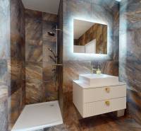 4-izbový byt 92m2 + terasa 14m2 | Bernolákovo - Kúpeľňa v 4-izbovom byte s umývadlom, sprchou a osvetleným zrkadlom.