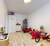 4-izbový byt 92m2 + terasa 14m2 | Bernolákovo - Detská izba v 4-izbovom byte s hračkami a podlahou s dreveným dekorom.