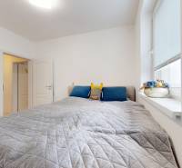 4-izbový byt 92m2 + terasa 14m2 | Bernolákovo - Spálňa v 4-izbovom byte s posteľou, dekoráciou a veľkým oknom.