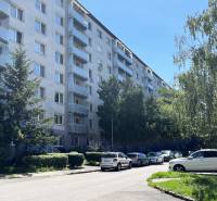 Bez provízie | Na prenájom dizajnové štúdio v Ružinove - Bytový dom na Čmelíkovej ulici v Bratislave - Ružinove so zaparkovanými autami.