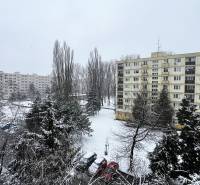 Bez provízie | Na prenájom dizajnové štúdio v Ružinove - Zasnežený pohľad na sídlisko v Bratislave-Ružinove s panelákmi a zasneženými stromami.