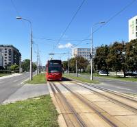Bez provízie | Na prenájom dizajnové štúdio v Ružinove - Červená električka jazdí po ulici v Bratislave - Ružinov, Čmelíkova.