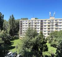 Bez provízie | Na prenájom dizajnové štúdio v Ružinove - Bytový dom obklopený stromami na ulici Čmelíkova v Bratislave-Ružinove.