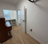 3 izbový byt s balkónom Topoľčany / PRENAJOM  - Miestnosť v 3-izbovom byte s klavírom, poličkami a podlahou s dreveným dekorom.