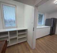 3 izbový byt s balkónom Topoľčany / PRENAJOM  - 3-izbový byt s podlahou s dreveným dekorom, bielymi skrinkami a veľkou chladničkou v kuchyni.