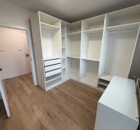 3 izbový byt s balkónom Topoľčany / PRENAJOM  - Pokoj v 3-izbovom byte s regálmi a podlahou s dreveným dekorom.