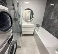 3 izbový byt s balkónom Topoľčany / PRENAJOM  - Kúpeľňa s práčkou, sprchovacím kútom a vaňou v 3-izbovom byte.