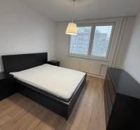 3 izbový byt s balkónom Topoľčany / PRENAJOM  - Spálňa s posteľou a čiernym nábytkom, podlaha s dreveným dekorom, 3-izbový byt.