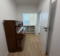 3 izbový byt s balkónom Topoľčany / PRENAJOM  - Izba s podlahou s dreveným dekorom a klavírom v 3-izbovom byte.