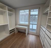 3 izbový byt s balkónom Topoľčany / PRENAJOM  - Izba v 3-izbovom byte s bielymi úložnými skriňami a podlahou s dreveným dekorom.