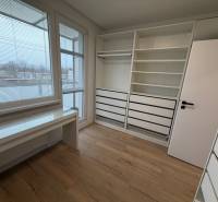 3 izbový byt s balkónom Topoľčany / PRENAJOM  - Izba v 3-izbovom byte s poličkami, stolom a podlahou s dreveným dekorom.