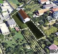 Pozemok na výstavbu rodinného domu, Narcisova ul., Nitra - Zobor - Pozemky na bývanie na Narcisovej ulici v Nitre s vizualizáciou budovy v záhrade.