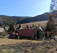 VRÍCKO - Stavebný pozemok vo výmere 1036 m2, okr.Martin - Vidiecka scenéria vo Vrícku so strechami domov a kopcovitým pozadím, Pozemky - bývanie.