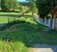 VRÍCKO - Stavebný pozemok vo výmere 1036 m2, okr.Martin - Pozemky na bývanie vo Vrícku s plotom, trávou a stromami, ideálne pre prírodu blízke bývanie.