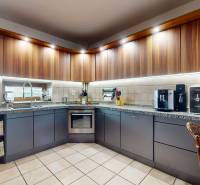 Na predaj Rodinný dom -rezort - Banská Bystrica 4500m2 - Kuchyňa v rodinnom dome s tmavými skrinkami, kávovarom a rohovým umývadlom.