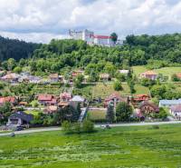 Na predaj Rodinný dom -rezort - Banská Bystrica 4500m2 - Pohľad na rodinné domy na ulici Pod zámkom v Slovenskej Ľupči so zámkom.