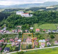 Na predaj Rodinný dom -rezort - Banská Bystrica 4500m2 - Rodinný dom v Slovenskej Ľupči na ulici Pod zámkom pod zeleným kopcom a zámkom.