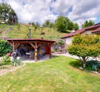 Na predaj Rodinný dom -rezort - Banská Bystrica 4500m2 - Záhrada rodinného domu na ulici Pod zámkom v Slovenskej Ľupči s altánkom a slnečnými panelmi.