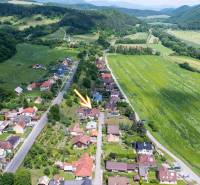 Na predaj Rodinný dom -rezort - Banská Bystrica 4500m2 - Letecký pohľad na rodinné domy v meste Slovenská Ľupča na ulici Pod zámkom.