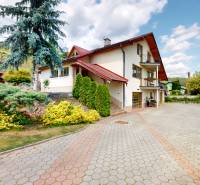 Na predaj Rodinný dom -rezort - Banská Bystrica 4500m2 - Rodinný dom na ulici Pod zámkom v Slovenskej Ľupči s okrasnou záhradou a garážou.