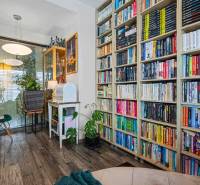 Ideálny dom pre rodinu, Blatné, okr. Senec - Knižnica plná kníh s podlahou s dreveným dekorom v rodinnom dome.