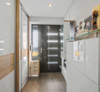 Ideálny dom pre rodinu, Blatné, okr. Senec - Chodba v rodinnom dome s podlahou s dreveným dekorom a elegantným vstupom.