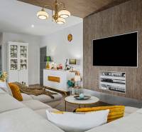 Ideálny dom pre rodinu, Blatné, okr. Senec - Elegantný interiér s podlahou s dreveným dekorom, priestrannou sedačkou a televíziou v rodinnom dome.