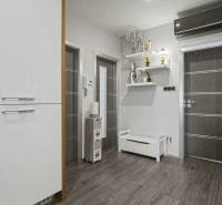 Ideálny dom pre rodinu, Blatné, okr. Senec - Chodba v rodinnom dome s vešiakmi, bielym nábytkom a podlahou s dreveným dekorom.