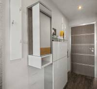 Ideálny dom pre rodinu, Blatné, okr. Senec - Vstupná chodba v rodinnom dome s podlahou s dreveným dekorom a bielym nábytkom.