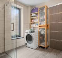 Ideálny dom pre rodinu, Blatné, okr. Senec - Kúpeľňa v rodinnom dome s práčkou, sprchovým kútom a podlahou s dreveným dekorom.