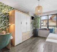 Ideálny dom pre rodinu, Blatné, okr. Senec - Izba v rodinnom dome s kvetinovou tapetou, podlahou s dreveným dekorom a veľkým oknom.