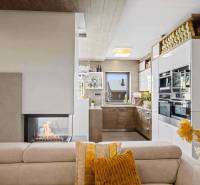 Ideálny dom pre rodinu, Blatné, okr. Senec - Interiér rodinného domu s kuchyňou, kozubom, pohovkou a dekoratívnymi prvkami.