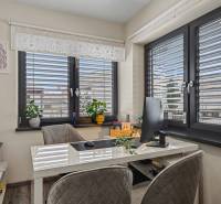 Ideálny dom pre rodinu, Blatné, okr. Senec - Pracovňa v rodinnom dome s bielym stolom, šedými stoličkami a veľkými oknami.