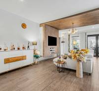 Ideálny dom pre rodinu, Blatné, okr. Senec - Obývačka v rodinnom dome s podlahou s dreveným dekorom a štýlovým nábytkom.