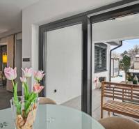 Ideálny dom pre rodinu, Blatné, okr. Senec - Sklenený stôl s tulipánmi v rodinnom dome, výhľad na vonkajšiu terasu.