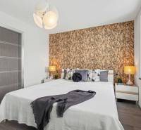 Ideálny dom pre rodinu, Blatné, okr. Senec - Spálňa s dreveným dekorom steny a podlahou s dreveným dekorom v rodinnom dome.