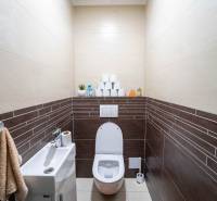 ATRAKTÍVNY 2 IZBOVÝ BYT S VLASTNOU ZÁHRADKOU a 3 parkovacími miestami - Kúpeľňa s obkladmi v tmavo-šírej farbe v 2-izbovom byte.