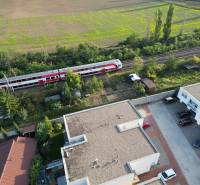 ATRAKTÍVNY 2 IZBOVÝ BYT S VLASTNOU ZÁHRADKOU a 3 parkovacími miestami - Letecký pohľad na vlak pri Žitavskej ulici v Senci, vedľa 2-izbového bytu.