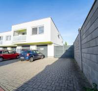 ATRAKTÍVNY 2 IZBOVÝ BYT S VLASTNOU ZÁHRADKOU a 3 parkovacími miestami - Rodinný dom na Žitavskej ulici v Senci s parkovaním na spevnenej ploche.