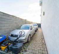 ATRAKTÍVNY 2 IZBOVÝ BYT S VLASTNOU ZÁHRADKOU a 3 parkovacími miestami - Parkovisko s dvomi autami a kosačkou vedľa budovy na Žitavskej ulici v Senci.