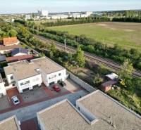 ATRAKTÍVNY 2 IZBOVÝ BYT S VLASTNOU ZÁHRADKOU a 3 parkovacími miestami - Letecký pohľad na okolie Žitavskej ulice v Senci s radovými domami.