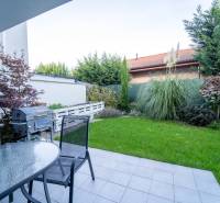 ATRAKTÍVNY 2 IZBOVÝ BYT S VLASTNOU ZÁHRADKOU a 3 parkovacími miestami - Terasa so záhradou a grilom pri 2-izbovom byte na Žitavskej ulici v Senci.