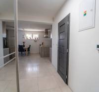 ATRAKTÍVNY 2 IZBOVÝ BYT S VLASTNOU ZÁHRADKOU a 3 parkovacími miestami - Chodba v 2-izbovom byte s keramickou dlažbou a výhľadom do kuchyne.