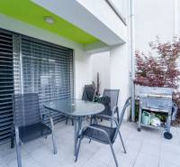 ATRAKTÍVNY 2 IZBOVÝ BYT S VLASTNOU ZÁHRADKOU a 3 parkovacími miestami - Terasa 2-izbového bytu na Žitavskej ulici v Senci s posedením a grilom.