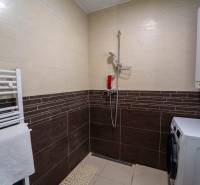 ATRAKTÍVNY 2 IZBOVÝ BYT S VLASTNOU ZÁHRADKOU a 3 parkovacími miestami - Kúpeľňa s práčkou, sprchou a rebríkovým radiátorom v 2-izbovom byte.