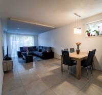 ATRAKTÍVNY 2 IZBOVÝ BYT S VLASTNOU ZÁHRADKOU a 3 parkovacími miestami - Obývacia izba v 2-izbovom byte s jedálenským stolom a rohovou sedačkou.