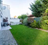 ATRAKTÍVNY 2 IZBOVÝ BYT S VLASTNOU ZÁHRADKOU a 3 parkovacími miestami - Záhrada pri 2-izbovom byte na Žitavskej ulici v Senci s trávnikom a terasou.